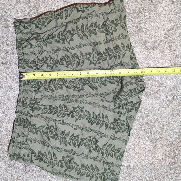 Time And Tru Shorts, Green Leaf Pattern, XL (16-18) - Picture 4 of 5